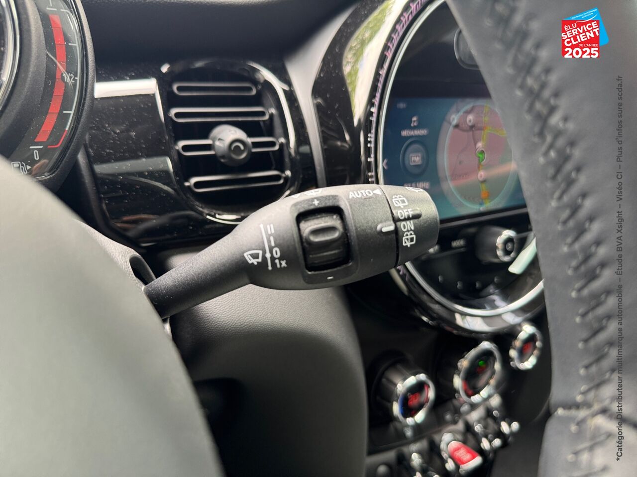 Véhicule d'occasion MINI MINI COOPER 136CH BUSINESS DESIGN chez Renault Saint-Louis