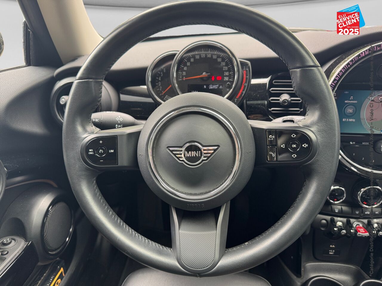 Véhicule d'occasion MINI MINI COOPER 136CH BUSINESS DESIGN chez Renault Saint-Louis