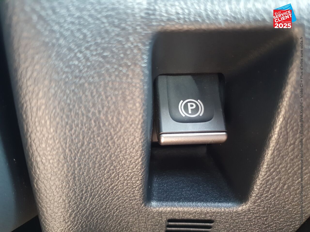 Véhicule d'occasion LEXUS UX 250H 2WD LUXE MY20 SIEGE CHAUF CAMERA GPS chez Volvo Epernay