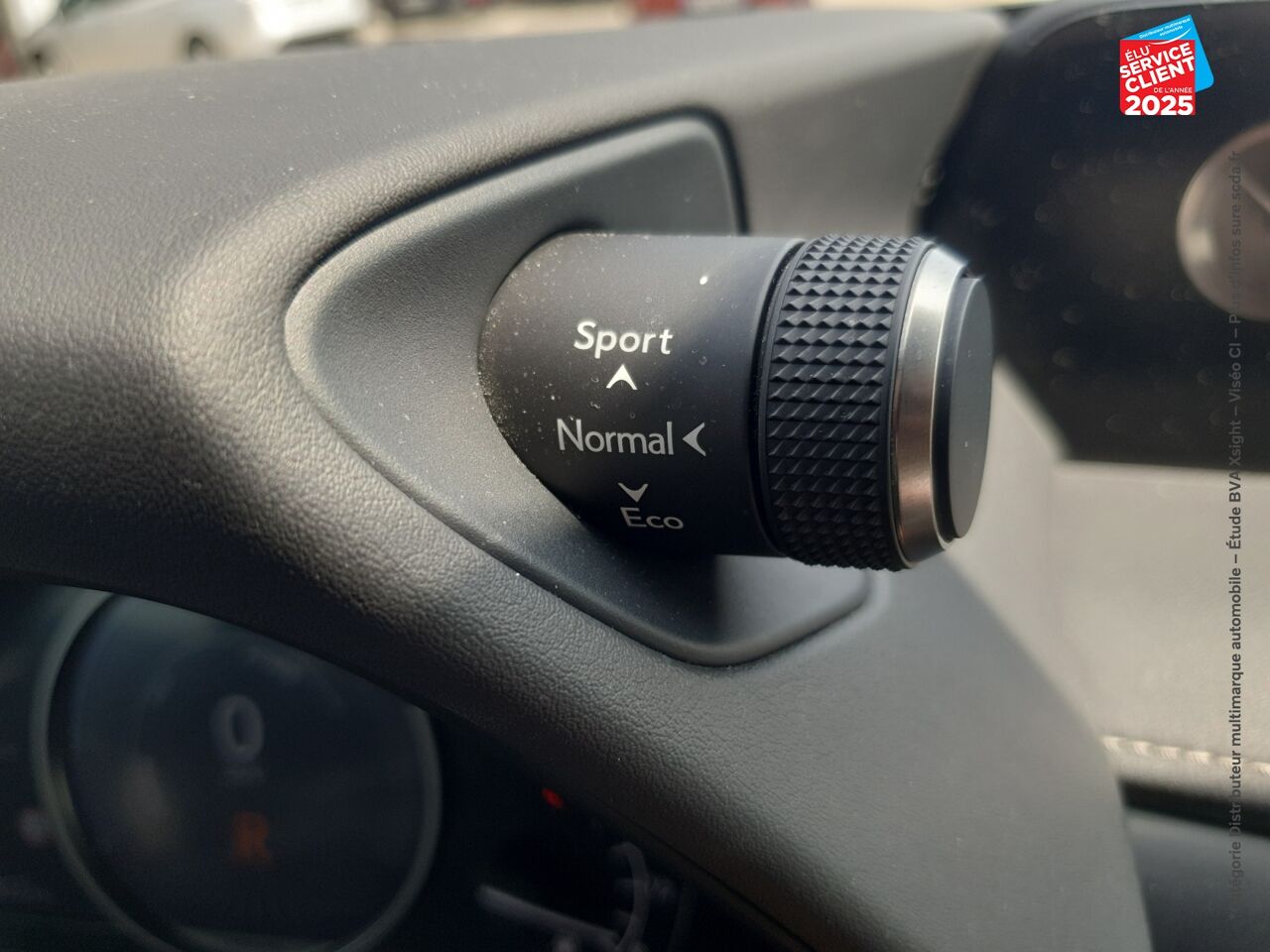 Véhicule d'occasion LEXUS UX 250H 2WD LUXE MY20 SIEGE CHAUF CAMERA GPS chez Volvo Epernay