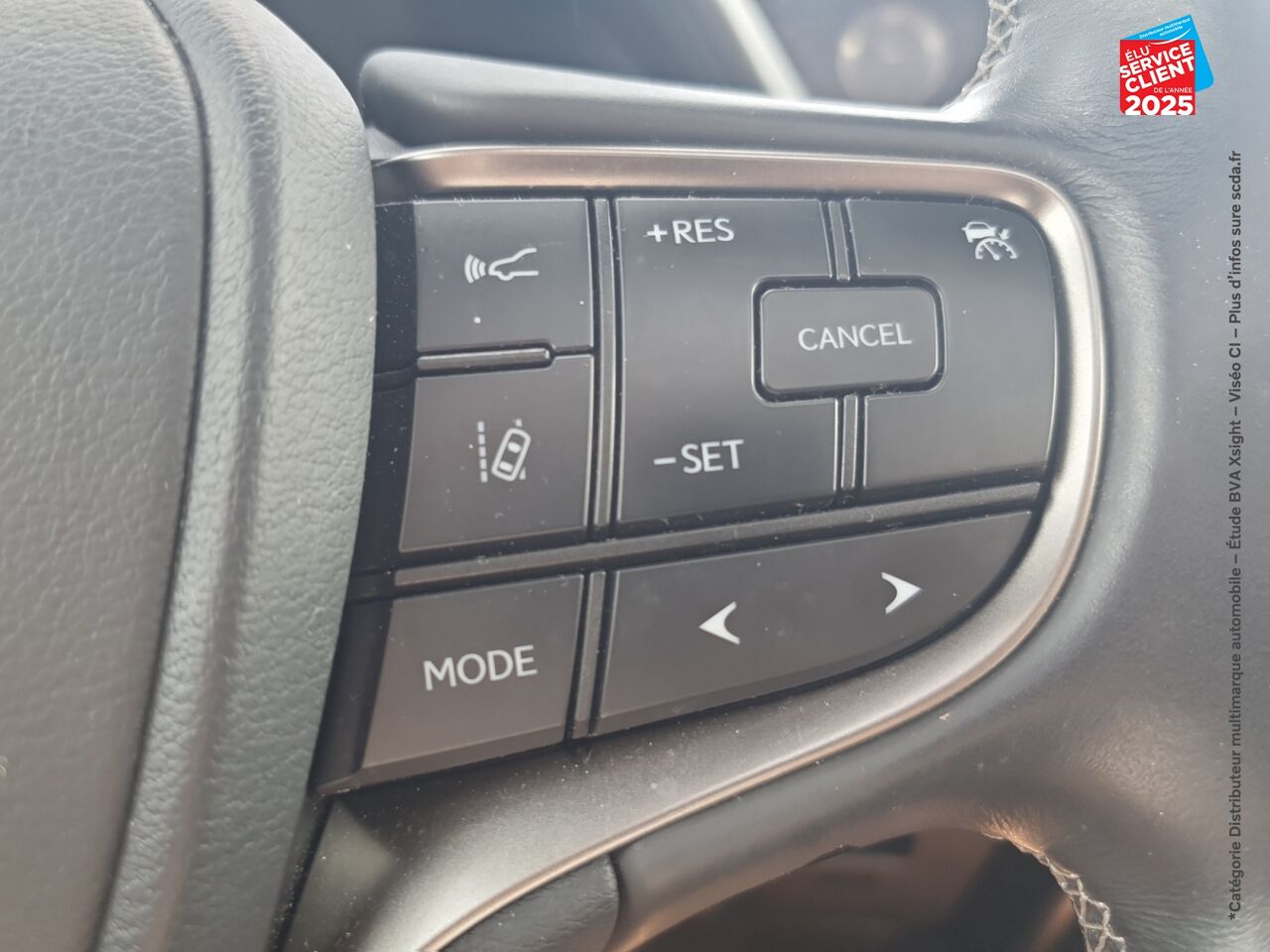 Véhicule d'occasion LEXUS UX 250H 2WD LUXE MY20 SIEGE CHAUF CAMERA GPS chez Volvo Epernay