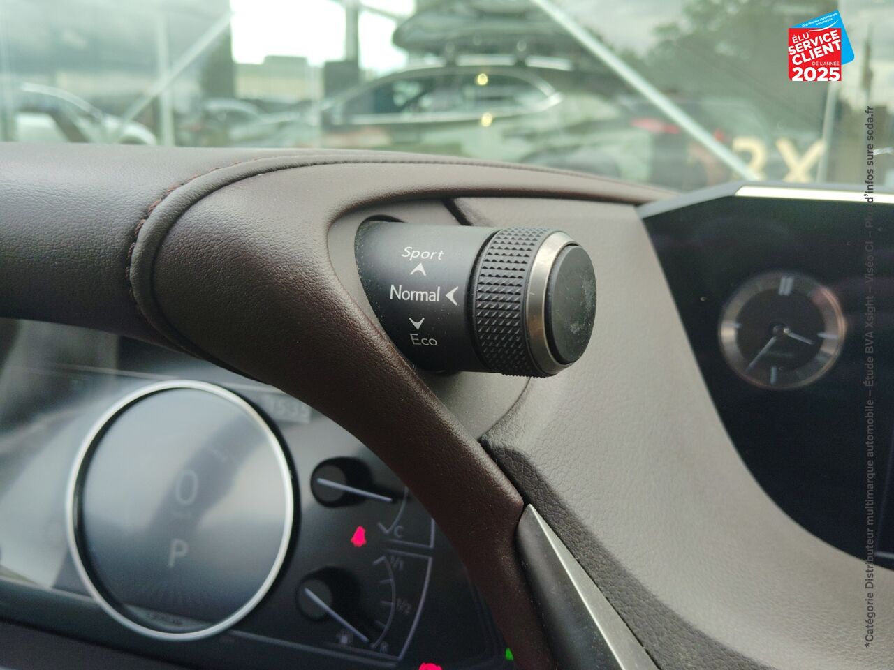 Véhicule d'occasion LEXUS ES 300H EXECUTIVE MY20 TOUVRANT SIEGCHAUF/VENTIL/CUIR VOLANT CHAUF CAMERA CARPLAY HUD chez HESS Automobile