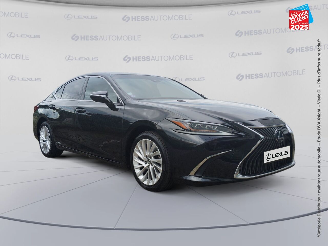 Véhicule d'occasion LEXUS ES 300H EXECUTIVE MY20 TOUVRANT SIEGCHAUF/VENTIL/CUIR VOLANT CHAUF CAMERA CARPLAY HUD chez HESS Automobile
