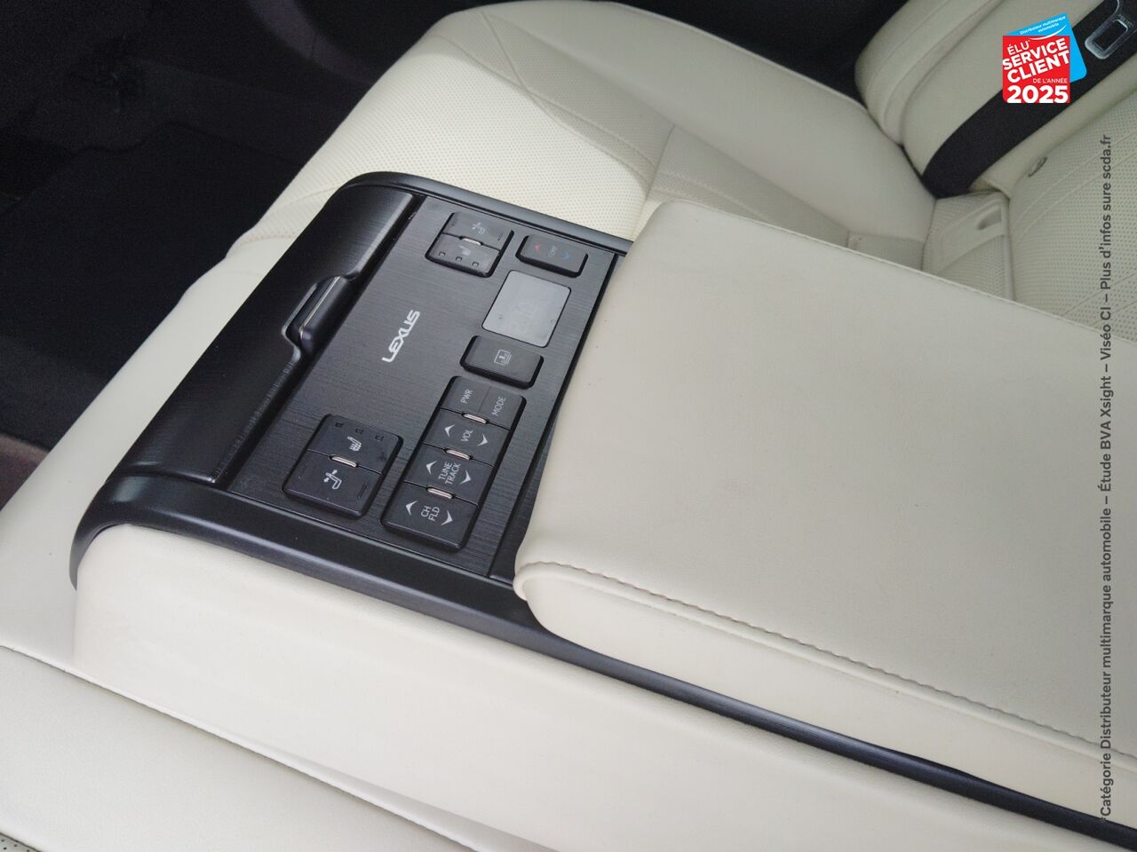 Véhicule d'occasion LEXUS ES 300H EXECUTIVE MY20 TOUVRANT SIEGCHAUF/VENTIL/CUIR VOLANT CHAUF CAMERA CARPLAY HUD chez HESS Automobile
