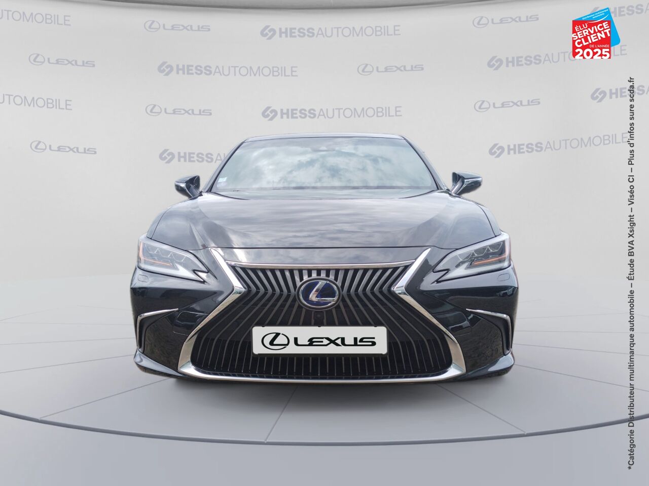 Véhicule d'occasion LEXUS ES 300H EXECUTIVE MY20 TOUVRANT SIEGCHAUF/VENTIL/CUIR VOLANT CHAUF CAMERA CARPLAY HUD chez HESS Automobile