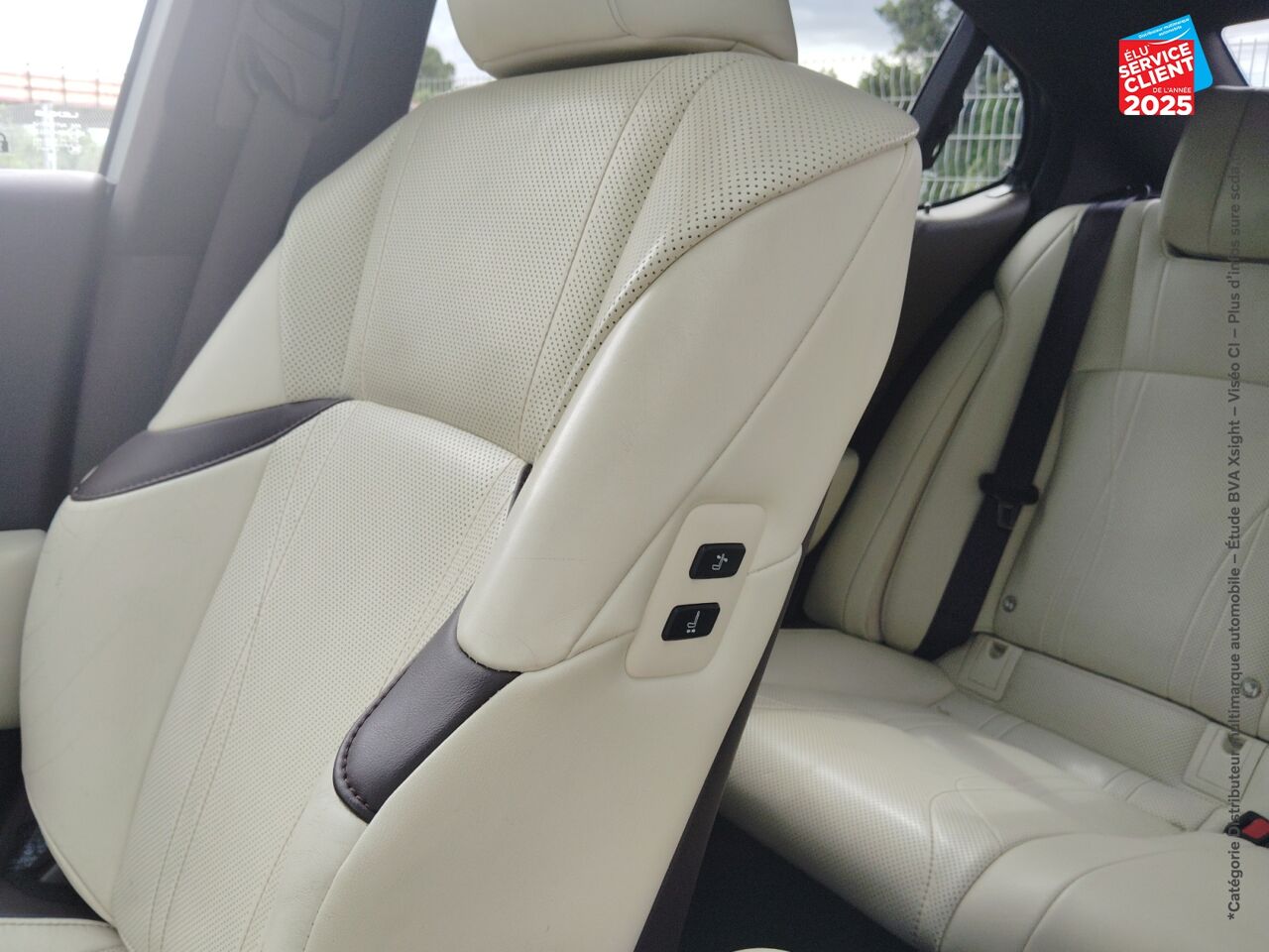 Véhicule d'occasion LEXUS ES 300H EXECUTIVE MY20 TOUVRANT SIEGCHAUF/VENTIL/CUIR VOLANT CHAUF CAMERA CARPLAY HUD chez HESS Automobile