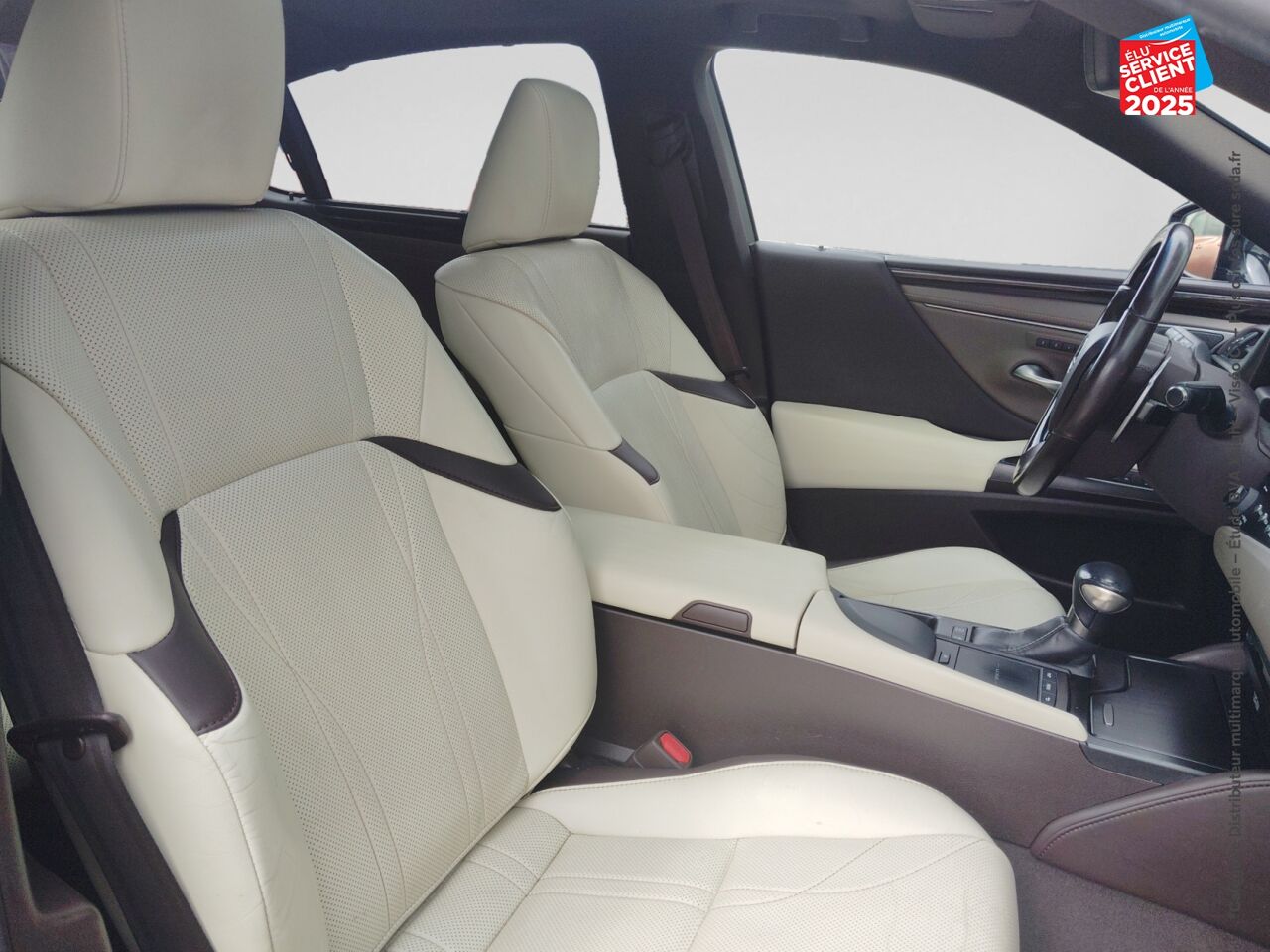 Véhicule d'occasion LEXUS ES 300H EXECUTIVE MY20 TOUVRANT SIEGCHAUF/VENTIL/CUIR VOLANT CHAUF CAMERA CARPLAY HUD chez HESS Automobile
