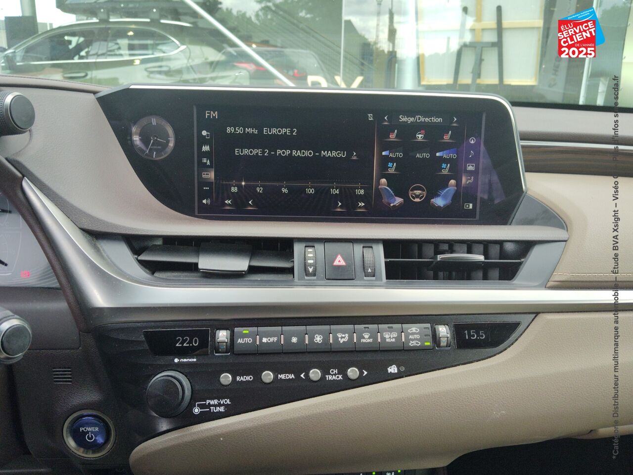 Véhicule d'occasion LEXUS ES 300H EXECUTIVE MY20 TOUVRANT SIEGCHAUF/VENTIL/CUIR VOLANT CHAUF CAMERA CARPLAY HUD chez HESS Automobile