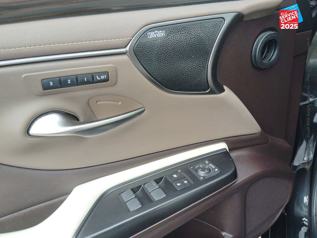 Véhicule d'occasion LEXUS ES 300H EXECUTIVE MY20 TOUVRANT SIEGCHAUF/VENTIL/CUIR VOLANT CHAUF CAMERA CARPLAY HUD chez HESS Automobile