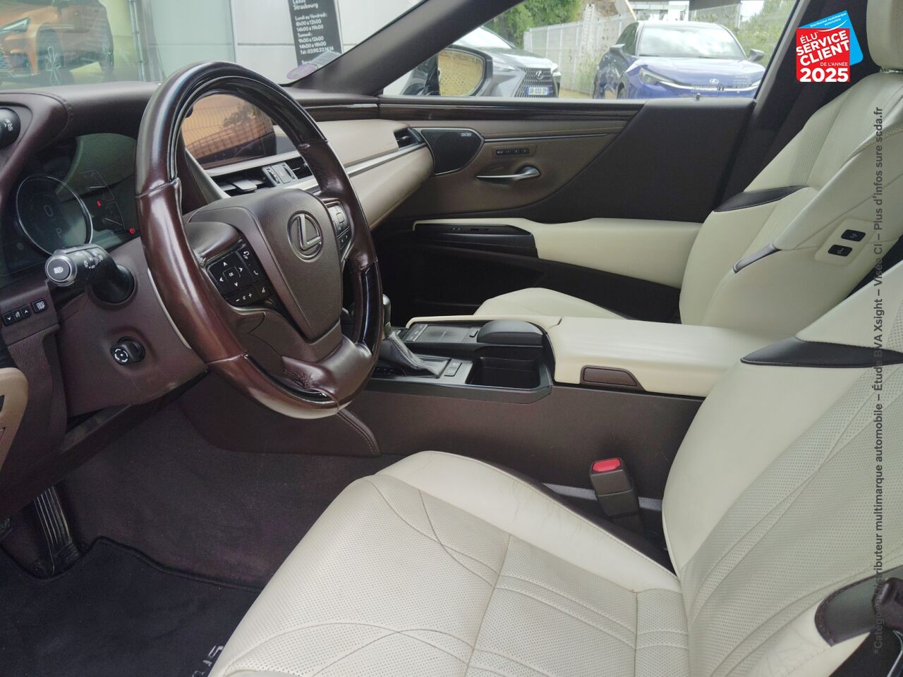 Véhicule d'occasion LEXUS ES 300H EXECUTIVE MY20 TOUVRANT SIEGCHAUF/VENTIL/CUIR VOLANT CHAUF CAMERA CARPLAY HUD chez HESS Automobile