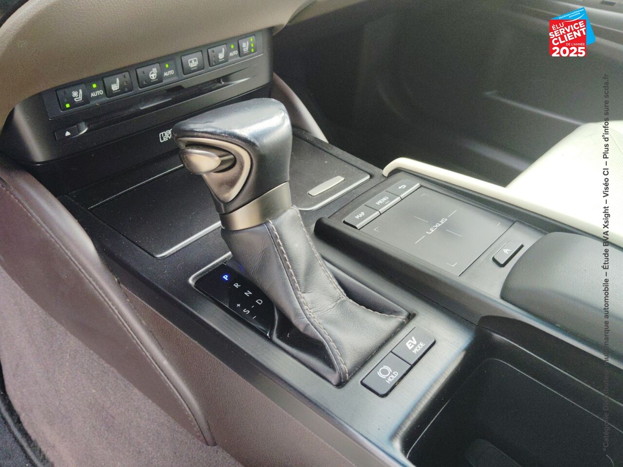 Véhicule d'occasion LEXUS ES 300H EXECUTIVE MY20 TOUVRANT SIEGCHAUF/VENTIL/CUIR VOLANT CHAUF CAMERA CARPLAY HUD chez HESS Automobile