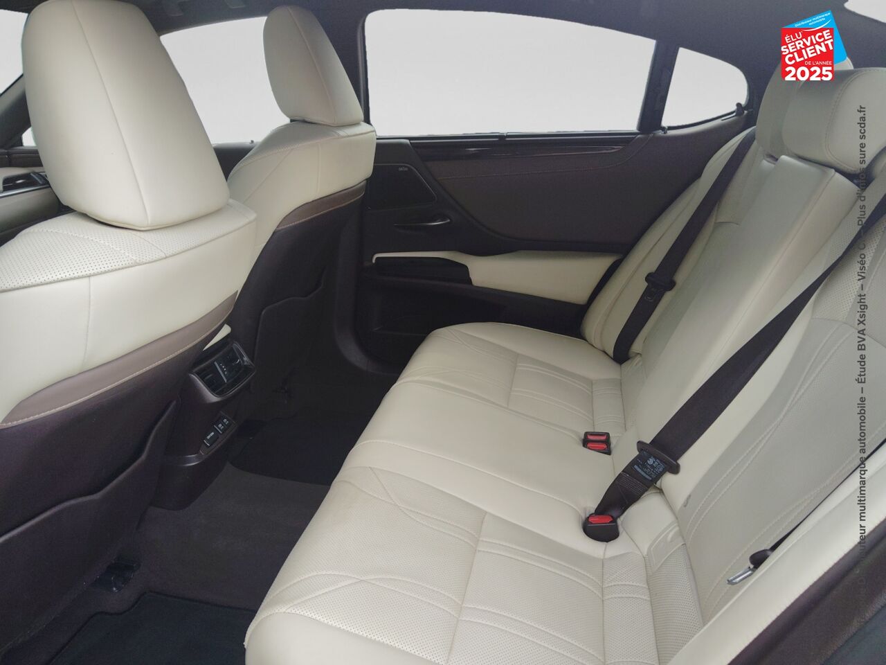 Véhicule d'occasion LEXUS ES 300H EXECUTIVE MY20 TOUVRANT SIEGCHAUF/VENTIL/CUIR VOLANT CHAUF CAMERA CARPLAY HUD chez HESS Automobile