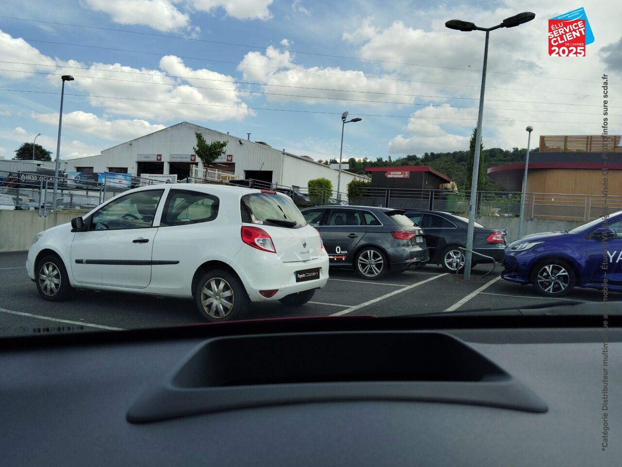 Véhicule d'occasion TOYOTA YARIS 116H COLLECTION 5P MY21 SIEGES CHAUF CAMERA HUD chez HESS Automobile