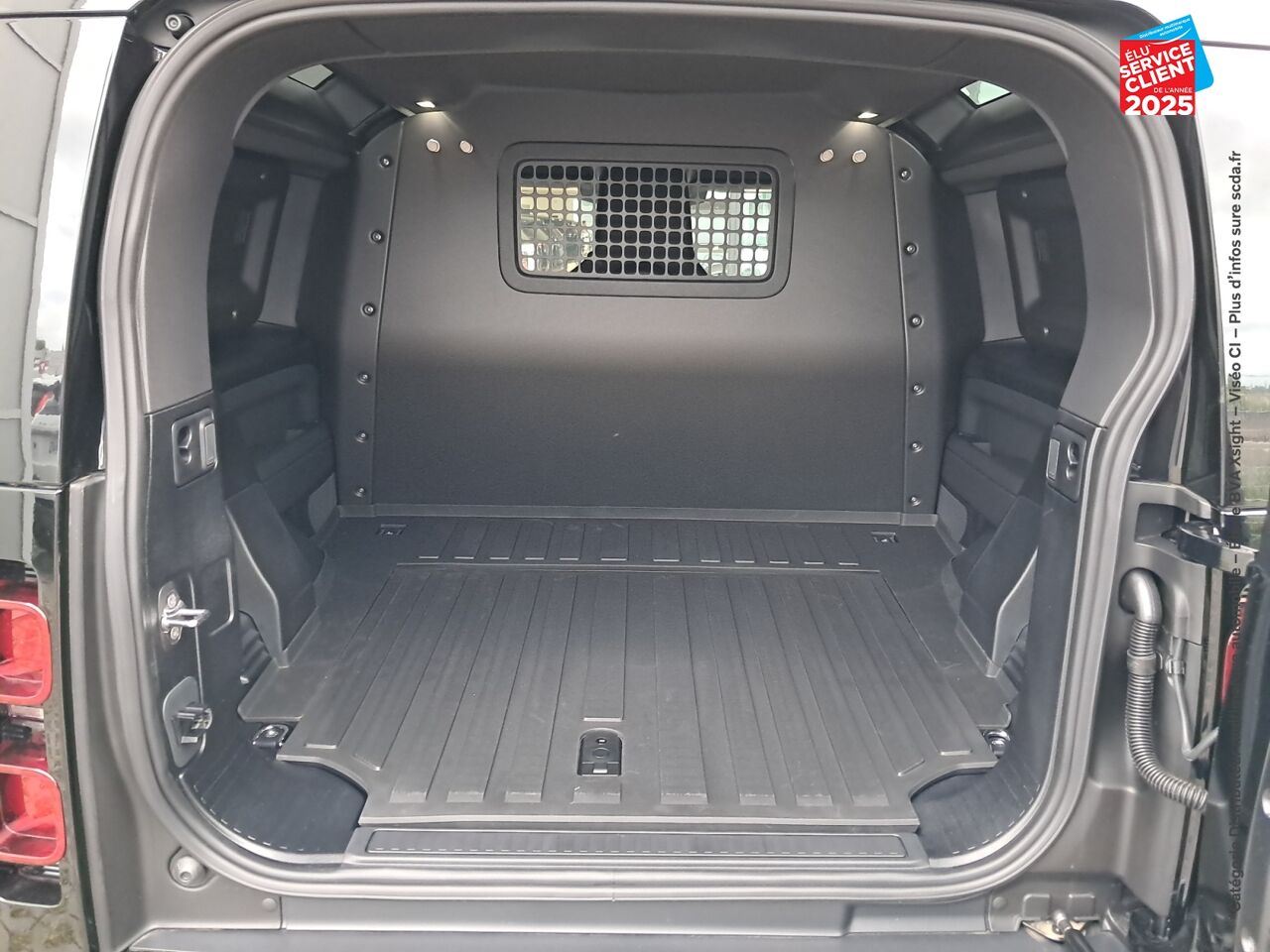 Véhicule d'occasion LAND-ROVER DEFENDER 90 3.0 D250 HARD TOP X-DYNAMIC SE chez Renault Saint-Louis