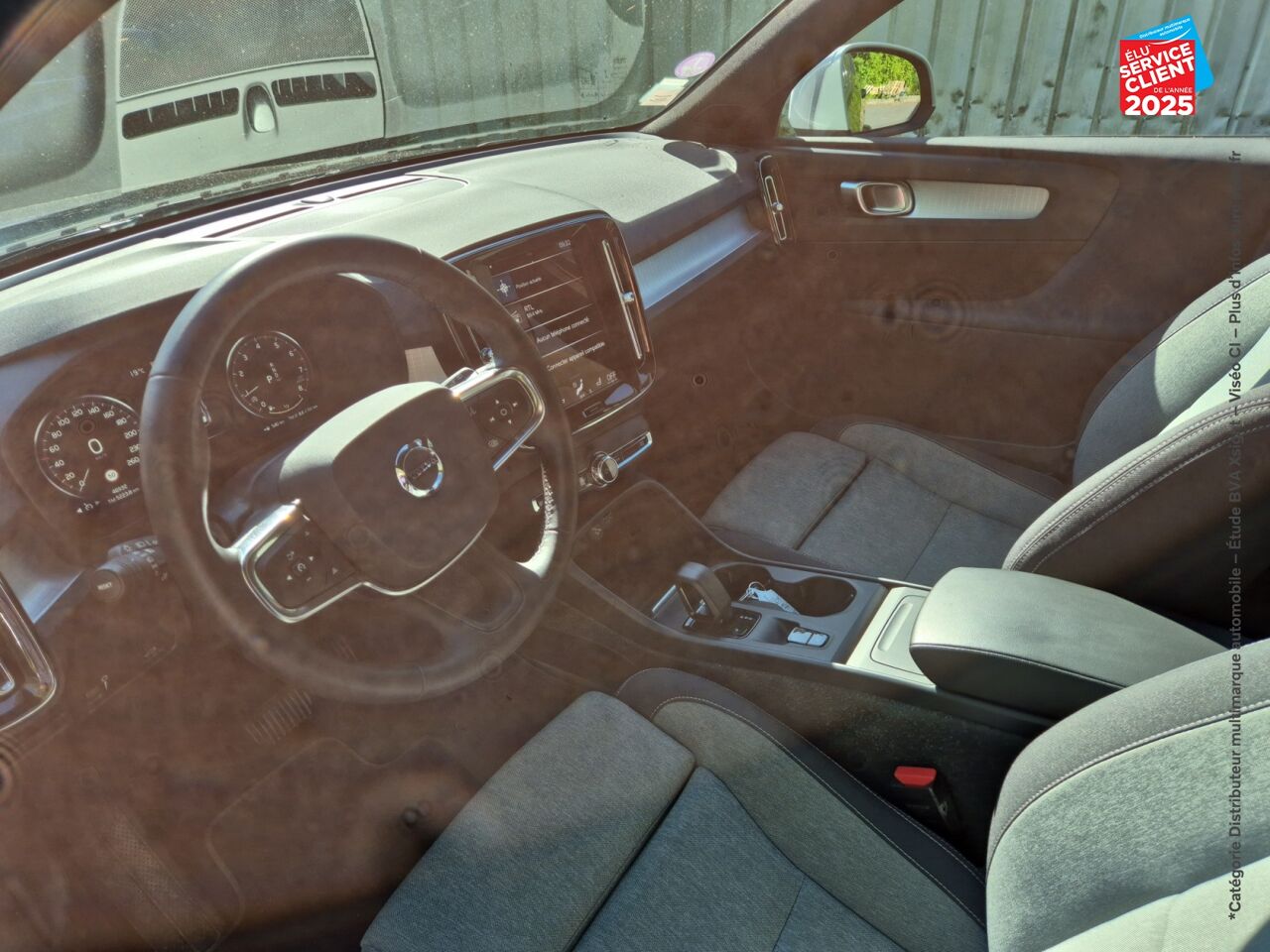 Véhicule d'occasion VOLVO XC40 T2 129CH MOMENTUM BUSINESS GEARTRONIC 8 chez Volvo Epernay