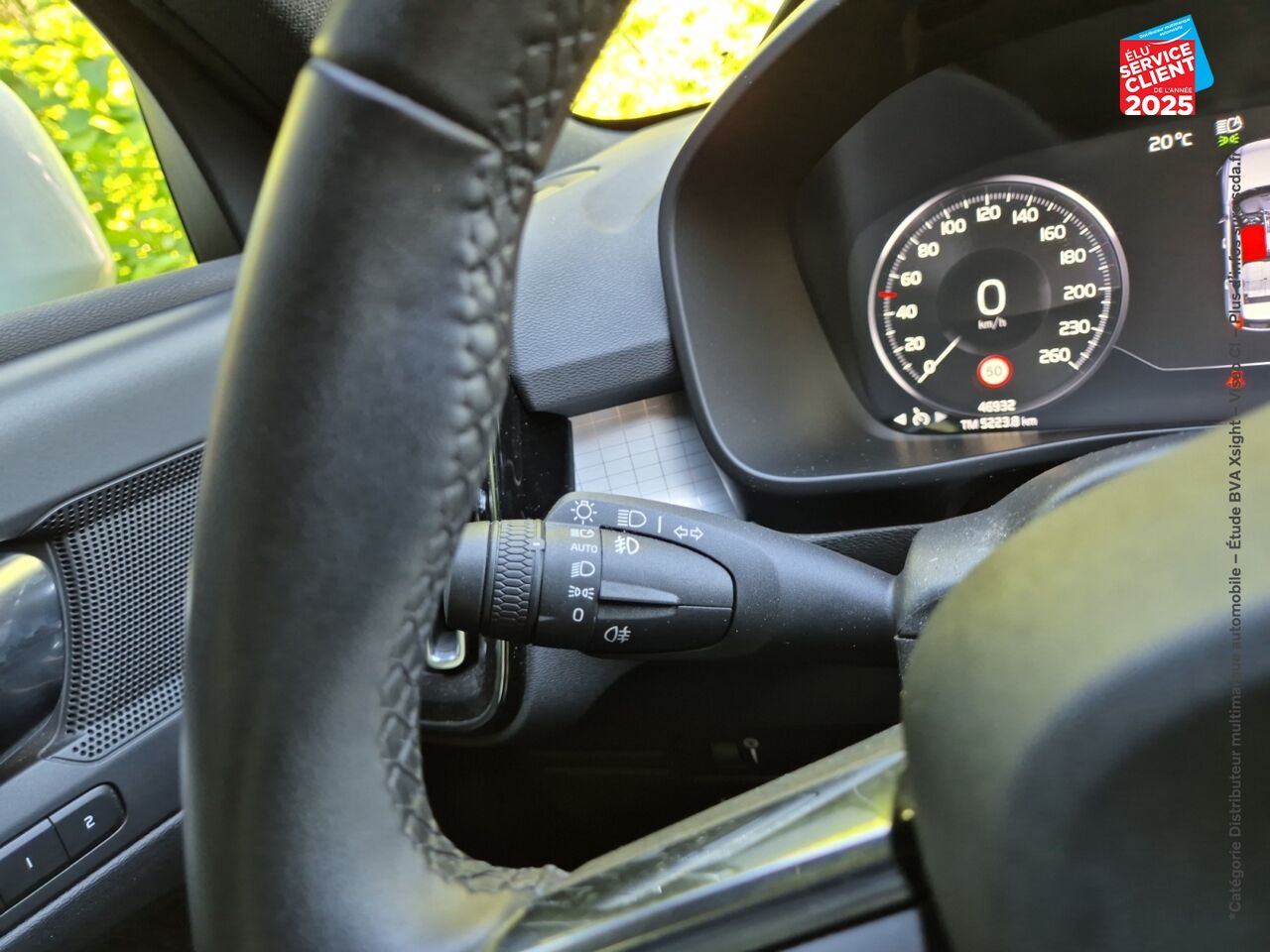 Véhicule d'occasion VOLVO XC40 T2 129CH MOMENTUM BUSINESS GEARTRONIC 8 chez Volvo Epernay