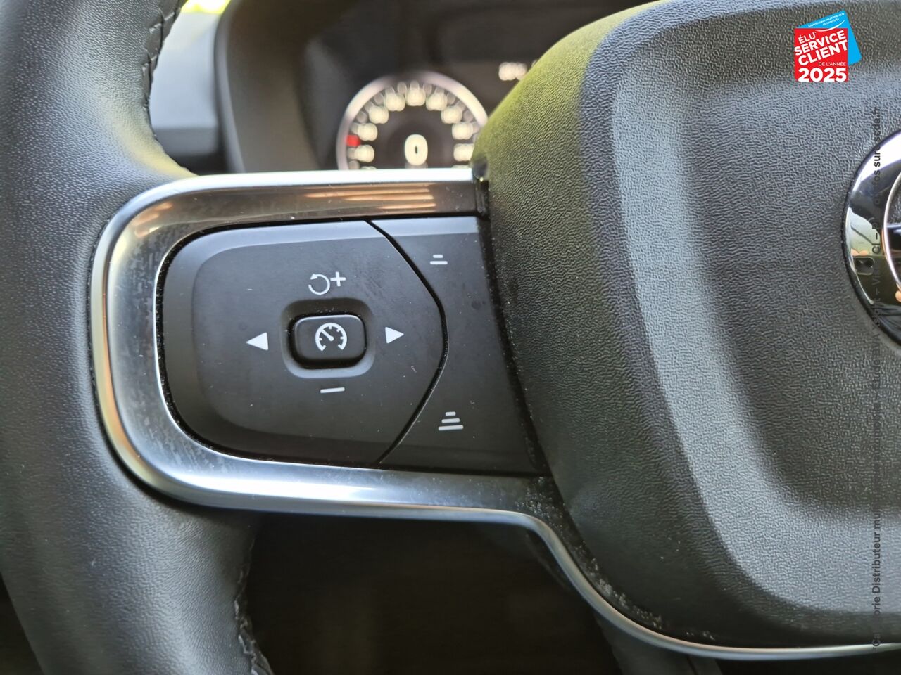 Véhicule d'occasion VOLVO XC40 T2 129CH MOMENTUM BUSINESS GEARTRONIC 8 chez Volvo Epernay