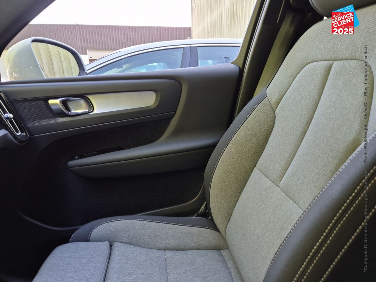 Véhicule d'occasion VOLVO XC40 T2 129CH MOMENTUM BUSINESS GEARTRONIC 8 chez Volvo Epernay