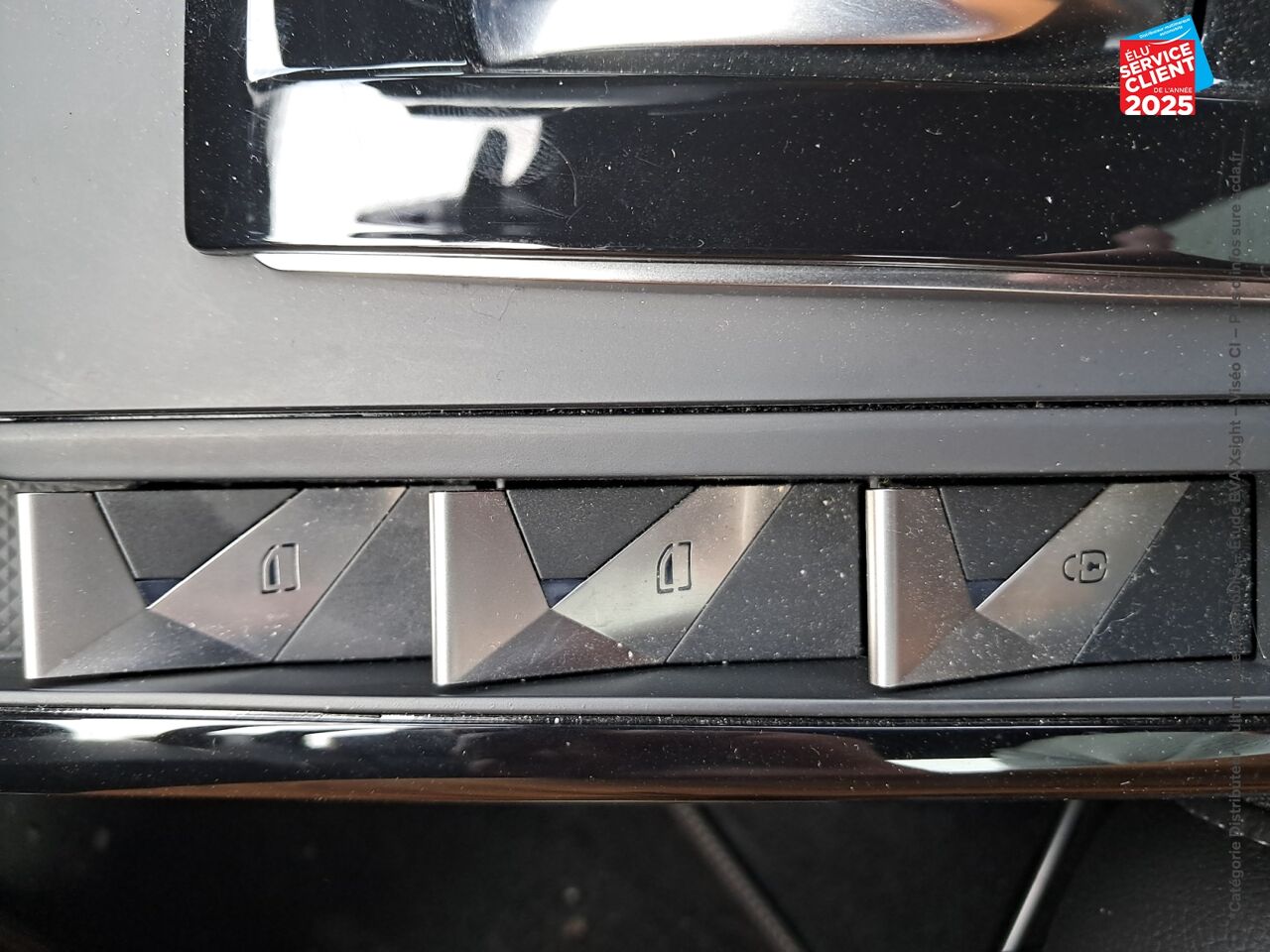 Véhicule d'occasion DS DS 3 CROSSBACK PURETECH 130CH PERFORMANCE LINE AUTOMATIQUE chez Volvo Chalons