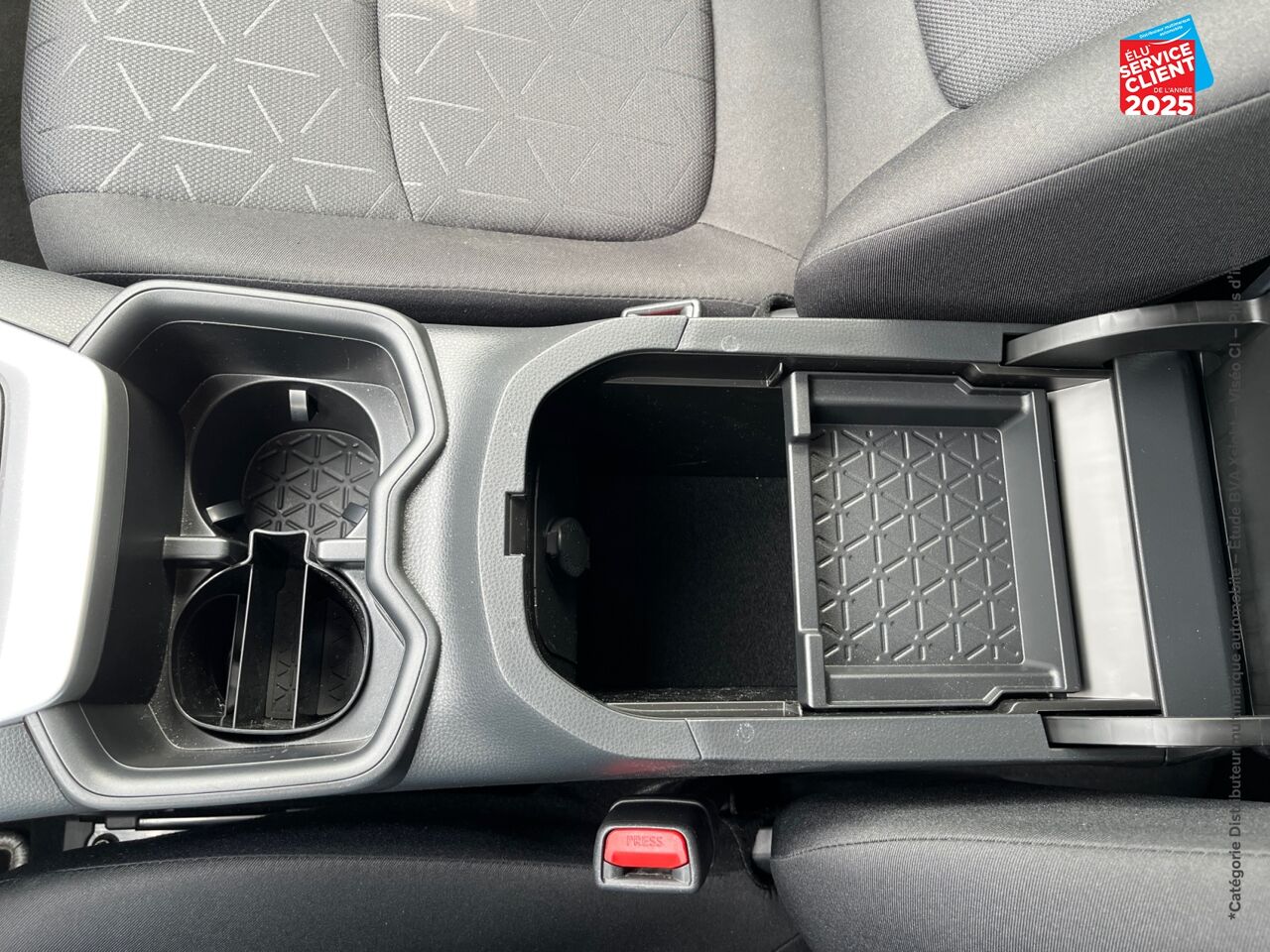 Véhicule d'occasion TOYOTA RAV4 2.5 HYBRIDE 218CH DYNAMIC 2WD MY24 GPS CAMERA chez Opel Saint-Dizier