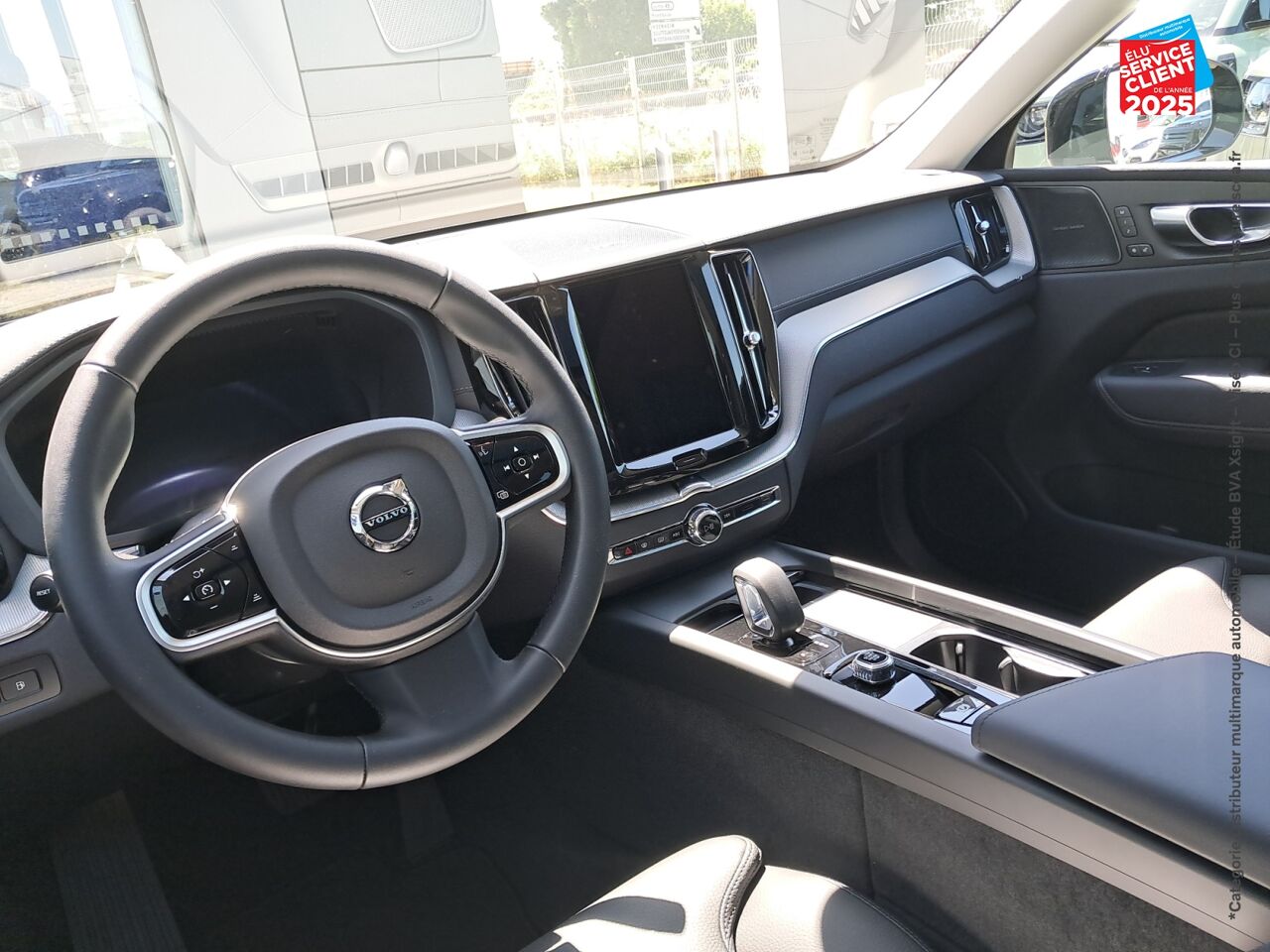 Véhicule d'occasion VOLVO XC60 T6 HYBRIDE RECHARGEABLE 253 + 145CH ULTRA STYLE DARK GEARTRONIC 8 AWD chez BMW Lons le Saunier