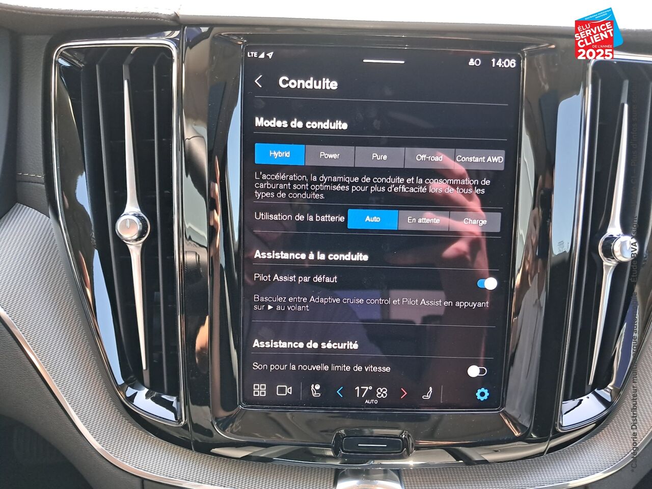 Véhicule d'occasion VOLVO XC60 T6 HYBRIDE RECHARGEABLE 253 + 145CH ULTRA STYLE DARK GEARTRONIC 8 AWD chez BMW Lons le Saunier