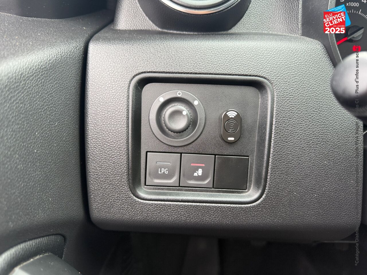 Véhicule d'occasion DACIA DUSTER 1.0 ECO-G 100CH PRESTIGE 4X2 ATTELAGE chez Renault Colmar