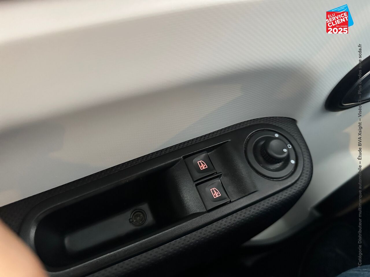Véhicule d'occasion RENAULT TWINGO 1.0 SCE 65CH ZEN - 21 chez Toyota Verdun