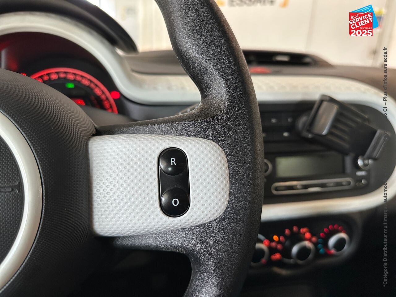 Véhicule d'occasion RENAULT TWINGO 1.0 SCE 65CH ZEN - 21 chez Toyota Verdun