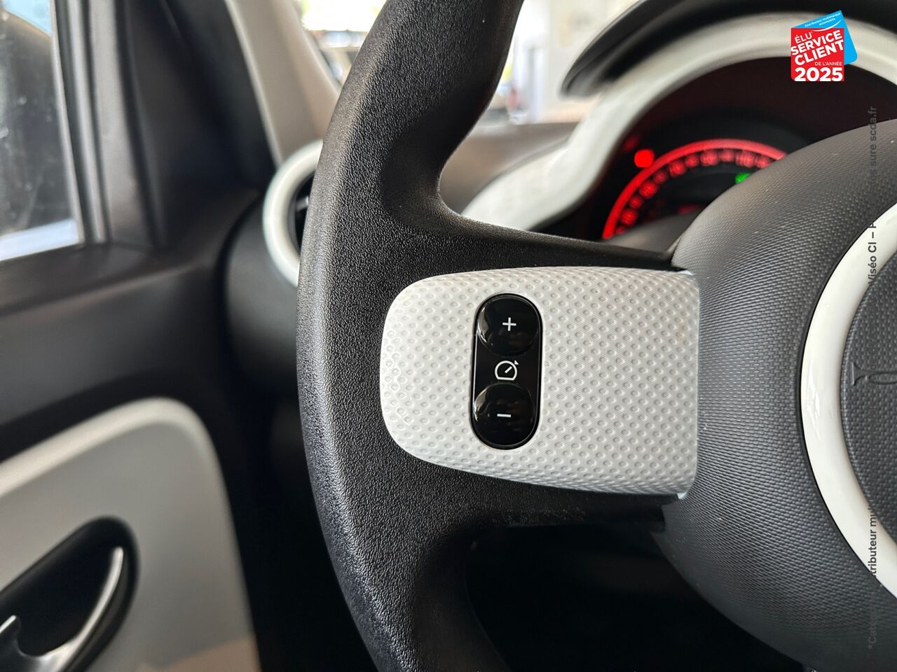 Véhicule d'occasion RENAULT TWINGO 1.0 SCE 65CH ZEN - 21 chez Toyota Verdun