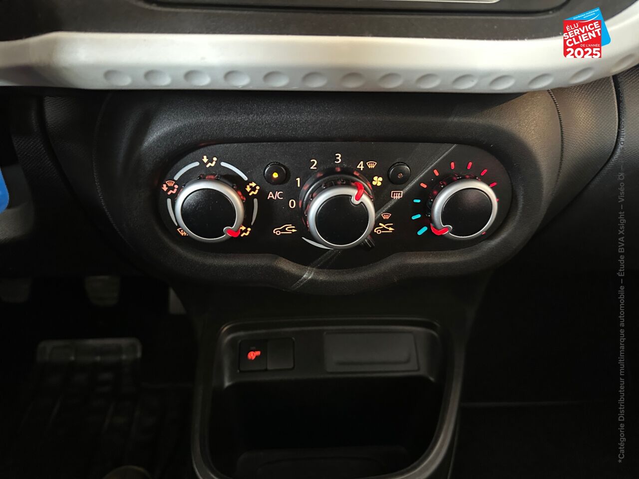 Véhicule d'occasion RENAULT TWINGO 1.0 SCE 65CH ZEN - 21 chez Toyota Verdun