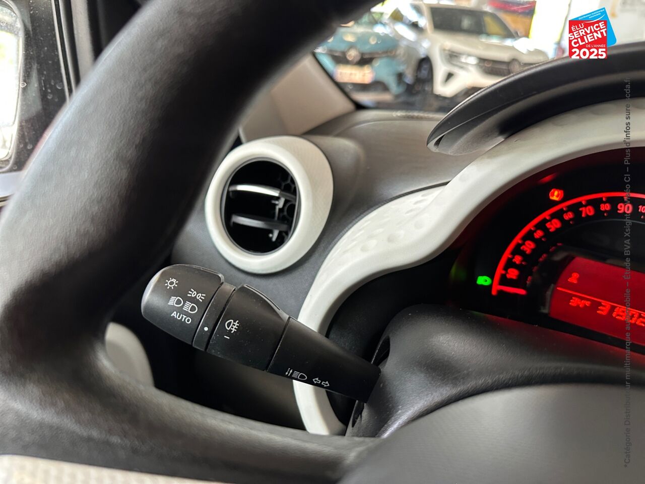 Véhicule d'occasion RENAULT TWINGO 1.0 SCE 65CH ZEN - 21 chez Toyota Verdun