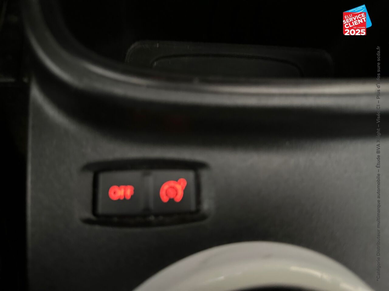 Véhicule d'occasion RENAULT TWINGO 1.0 SCE 65CH ZEN - 21 chez Toyota Verdun