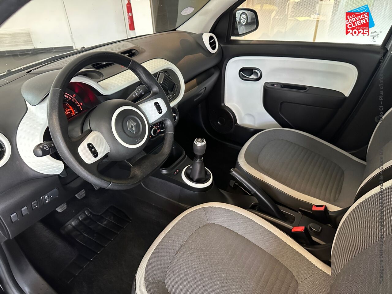 Véhicule d'occasion RENAULT TWINGO 1.0 SCE 65CH ZEN - 21 chez Toyota Verdun