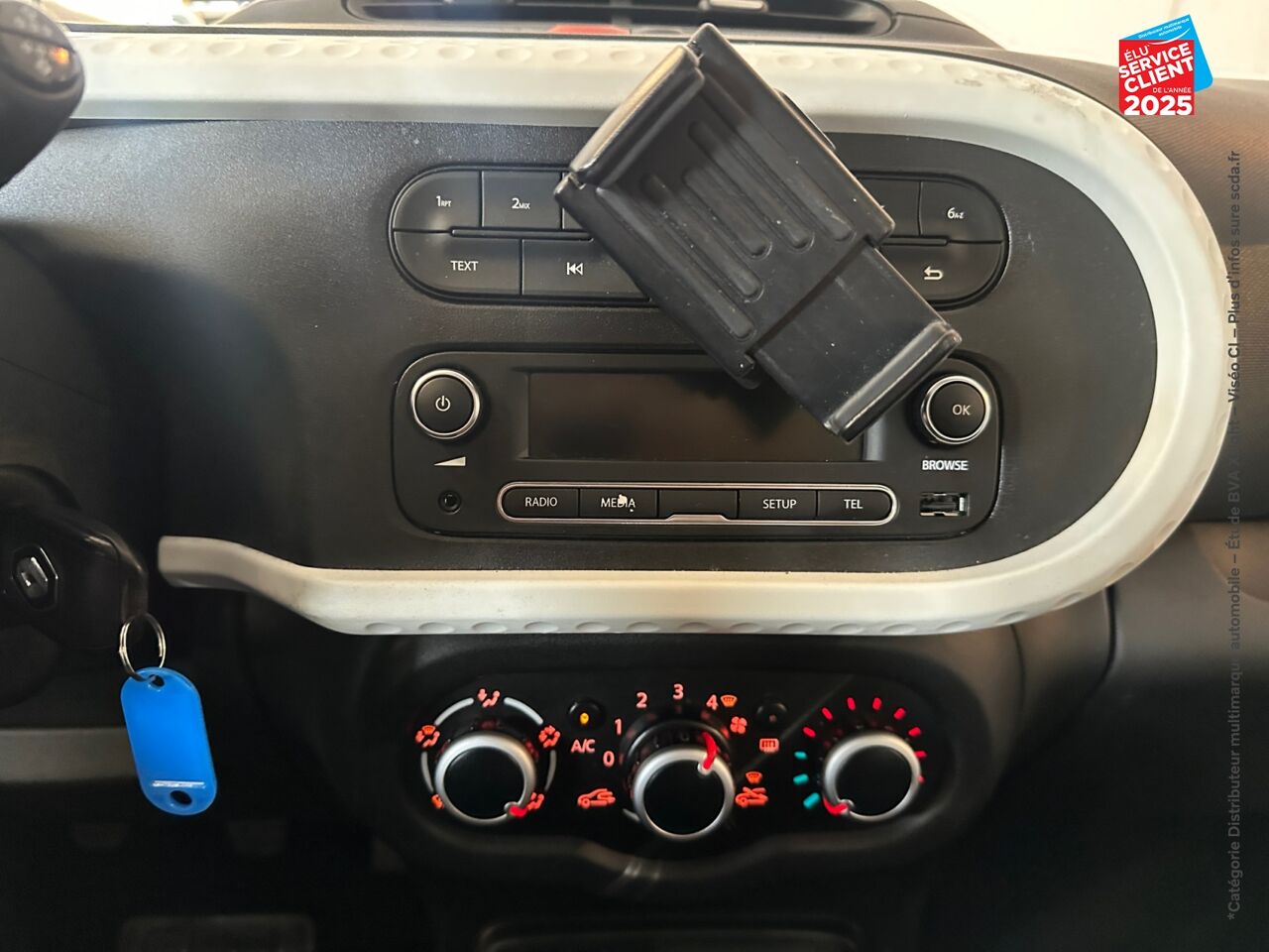 Véhicule d'occasion RENAULT TWINGO 1.0 SCE 65CH ZEN - 21 chez Toyota Verdun