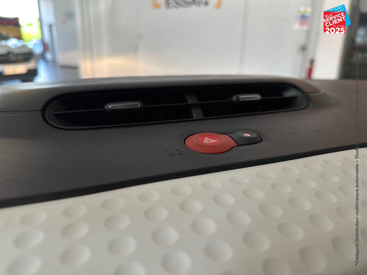 Véhicule d'occasion RENAULT TWINGO 1.0 SCE 65CH ZEN - 21 chez Toyota Verdun