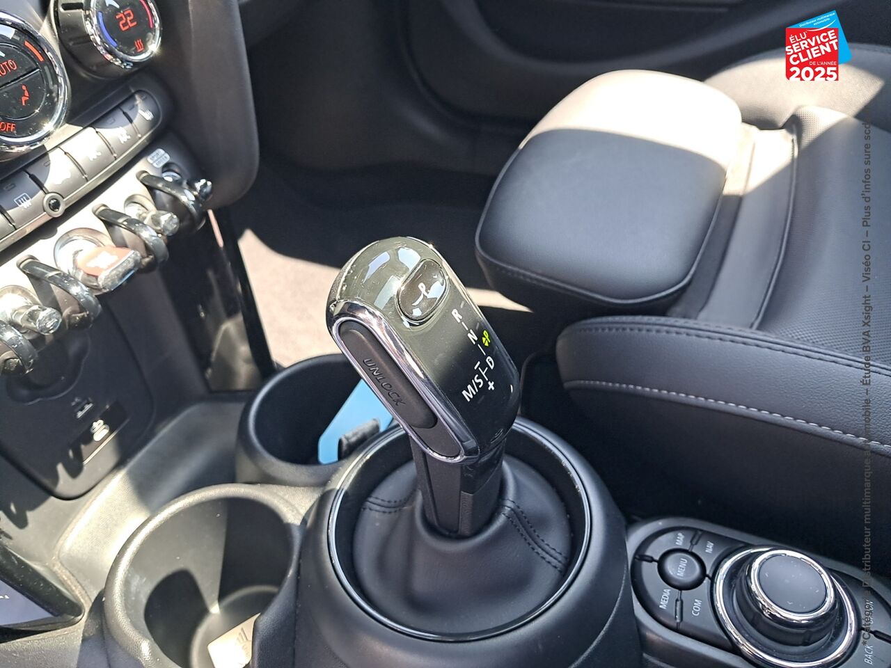 Véhicule d'occasion MINI MINI 5 PORTES COOPER 136CH EDITION CAMDEN BVA7 TOUVRANT SIEGE CHAUF GPS chez BMW Lons le Saunier