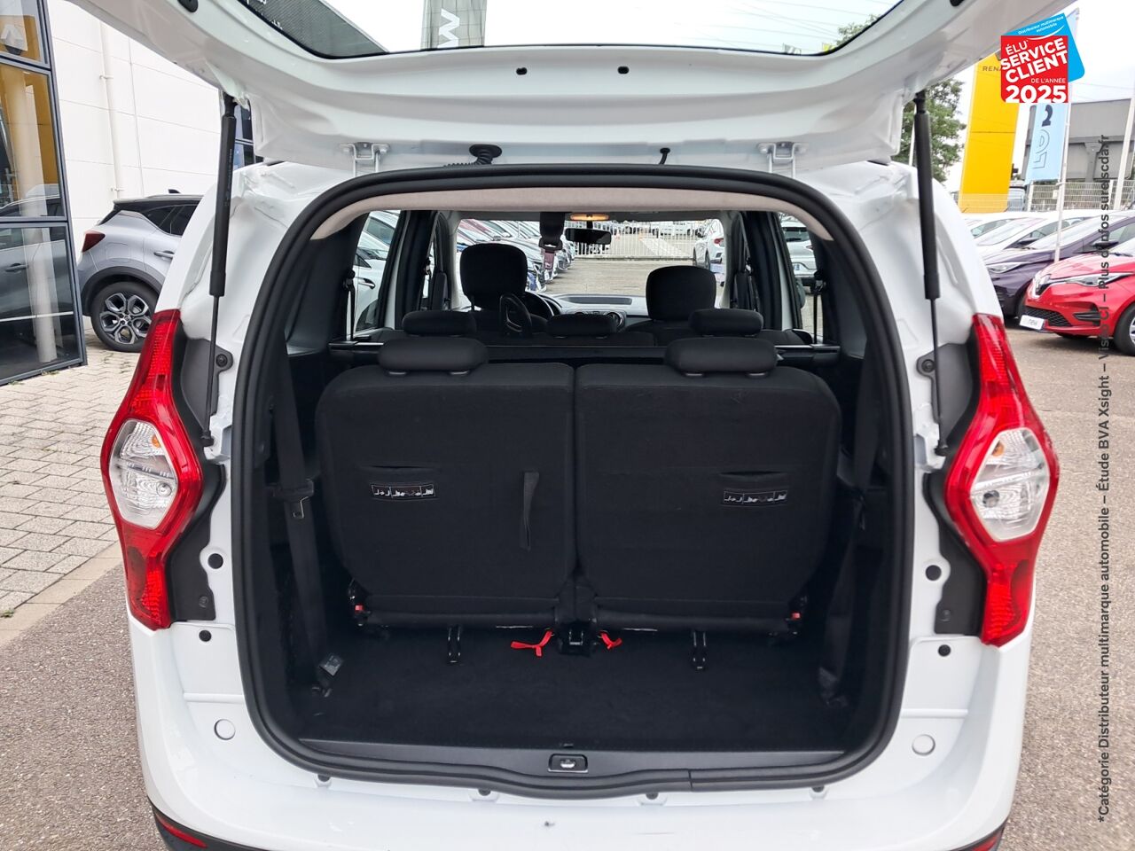 Véhicule d'occasion DACIA LODGY 1.3 TCE 100CH FAP ESSENTIEL 7 PLACES - 20 5CV chez Toyota Sarreguemines