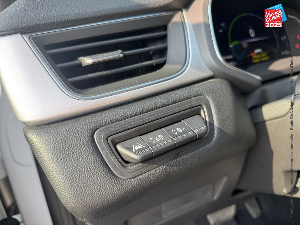 Véhicule d'occasion RENAULT CAPTUR 1.6 E-TECH HYBRIDE 145CH INTENS -21 chez Nissan Montbéliard