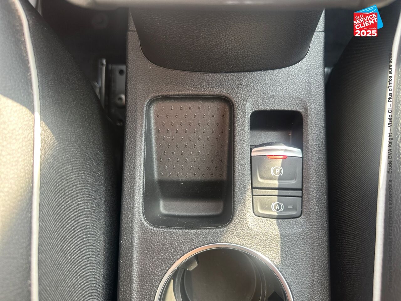 Véhicule d'occasion RENAULT CAPTUR 1.6 E-TECH HYBRIDE 145CH TECHNO FAST TRACK chez Dacia Strasbourg