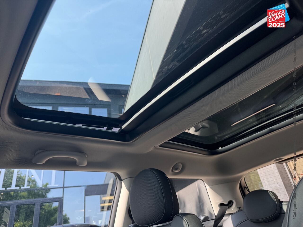 Véhicule d'occasion MINI MINI COOPER SE 184CH EDITION PREMIUM PLUS BVA 5CV TOUVRANT SIEGES CHAUF GPS CAMERA CARPLAY H/KARDON chez BMW Pontarlier