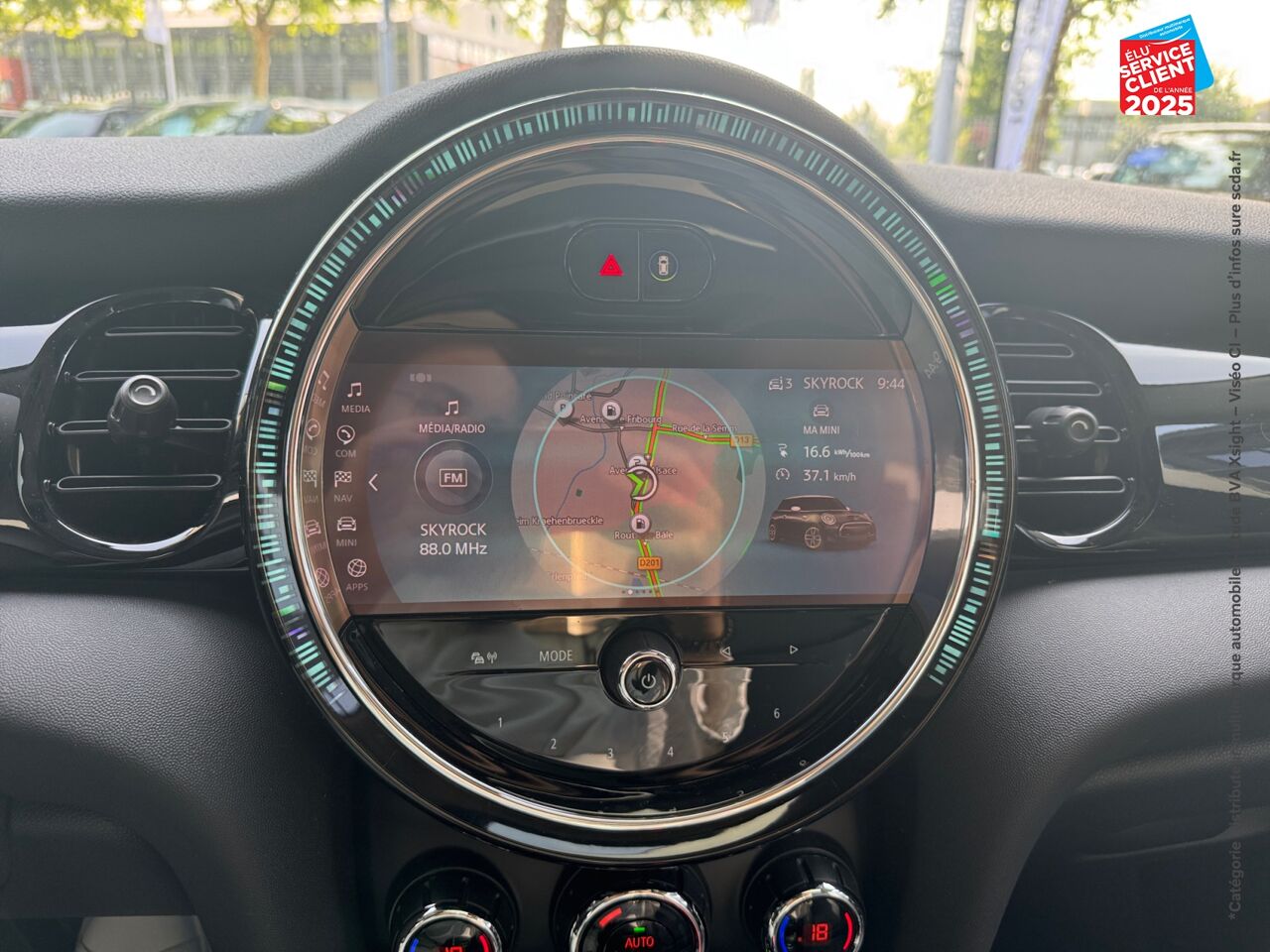 Véhicule d'occasion MINI MINI COOPER SE 184CH EDITION PREMIUM PLUS BVA 5CV TOUVRANT SIEGES CHAUF GPS CAMERA CARPLAY H/KARDON chez BMW Pontarlier