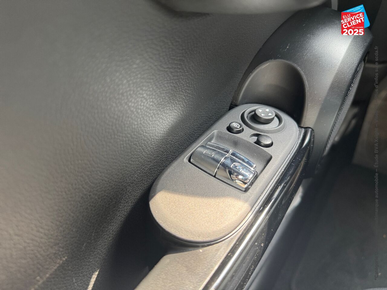Véhicule d'occasion MINI MINI COOPER SE 184CH EDITION PREMIUM PLUS BVA 5CV TOUVRANT SIEGES CHAUF GPS CAMERA CARPLAY H/KARDON chez BMW Pontarlier
