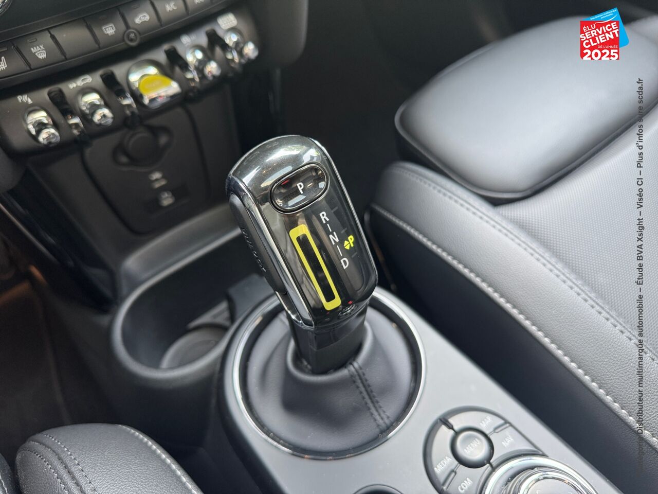 Véhicule d'occasion MINI MINI COOPER SE 184CH EDITION PREMIUM PLUS BVA 5CV TOUVRANT SIEGES CHAUF GPS CAMERA CARPLAY H/KARDON chez BMW Pontarlier