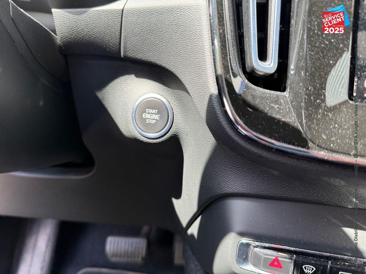 Véhicule d'occasion VOLVO XC40 T4 RECHARGE 129 + 82CH INSCRIPTION BUSINESS DCT 7 chez Volvo Epernay