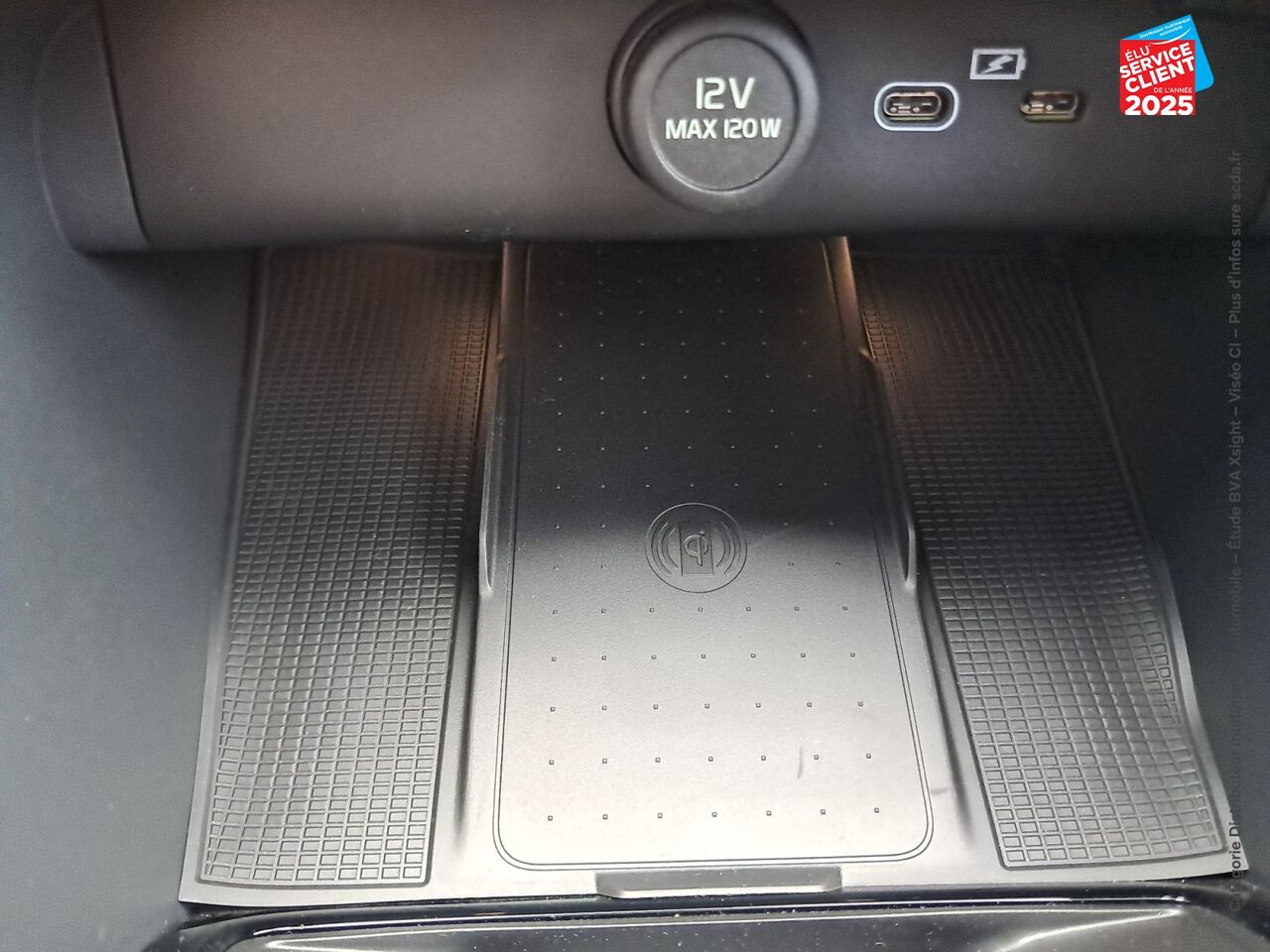 Véhicule d'occasion VOLVO XC40 B3 163CH BLACK EDITION DCT 7 chez Hyundai Epernay