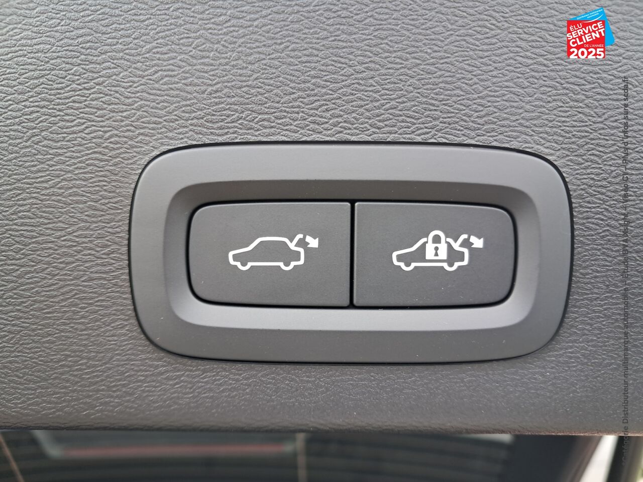 Véhicule d'occasion VOLVO XC40 B3 163CH BLACK EDITION DCT 7 chez Hyundai Epernay