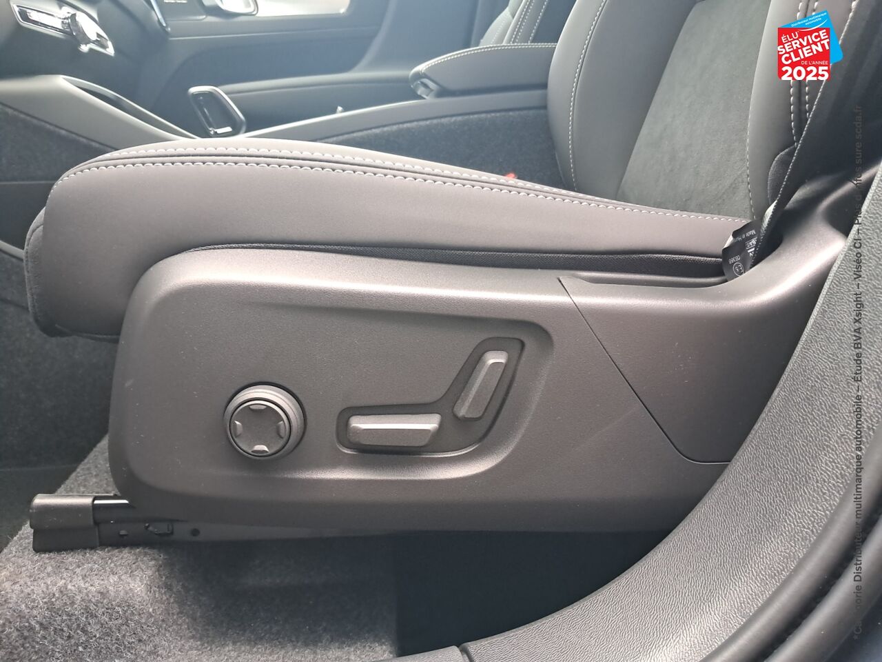 Véhicule d'occasion VOLVO XC40 B3 163CH BLACK EDITION DCT 7 chez Hyundai Epernay