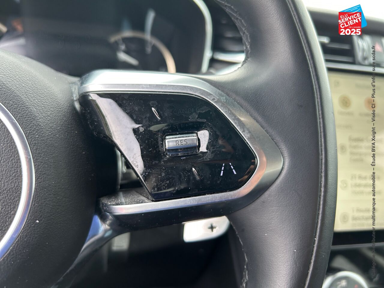 Véhicule d'occasion JAGUAR F-PACE D200 MHEV R-DYNAMIC SE BVA8 AWD CAMERA GPS CUIR chez BMW Dole