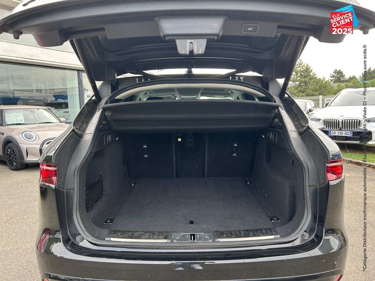 Véhicule d'occasion JAGUAR F-PACE D200 MHEV R-DYNAMIC SE BVA8 AWD CAMERA GPS CUIR chez BMW Dole